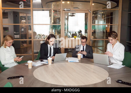 Geschäftsleute, die Verwendung von Geräten während der Firma business meeting Stockfoto