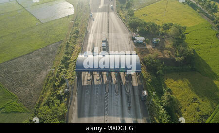 Autobahn mit einer Maut Zahlung. Luftbild: Autos, die durch den Punkt der Mautautobahn, Mautstelle, Philippinen, Luzon. Drone Blick auf die Maut auf der Autobahn. Stockfoto