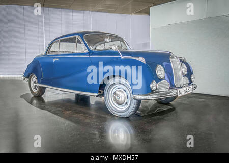 München, Deutschland - 8 April 2017: 1957 BMW 502 3,2 Liter Super im BMW Museum. Stockfoto