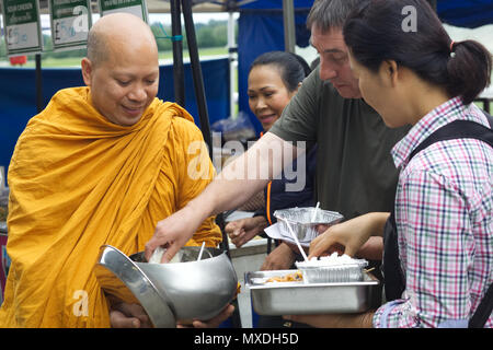 Buddhistische Mönche sammeln Kostenlose Lebensmittel vom Markt Händler auf dem öffentlichen Stockfoto