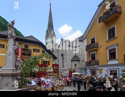 Hallstatt: Marktplatz (Marktplatz), evangelische Kirche, Fronleichnamsprozession, Service, Damen mit Goldhaube (goldene Haube) in Österreich, Oberöst Stockfoto