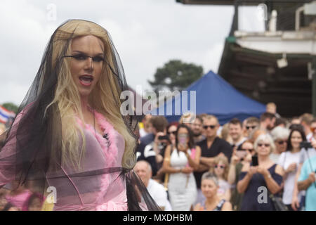 Lady Boy Vorformen auf der Bühne Stockfoto