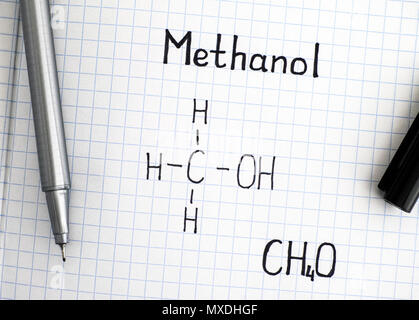 Die chemische Formel von Methanol mit schwarzem Stift. Nahaufnahme. Stockfoto