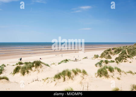 Dünen, Strand, Meer, blauer Himmel im Sommer, Formby Point, Formby, Merseyside, England, Großbritannien Stockfoto