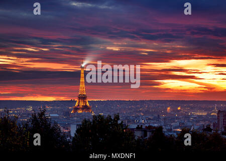 Skyline von Paris bei Sonnenuntergang vom Parc de Belleville Stockfoto