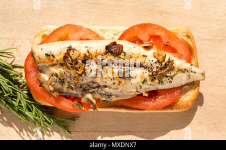 Ein makrelenfilet aus einer Makrele von Chesil Beach in Dorset Strand angeln erwischt. Es hat in pflanzlichem Öl und Butter und Knoblauch gebraten worden und Hacken Stockfoto