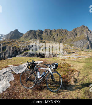 Radwandern in der Lofoten, Norwegen. Stockfoto