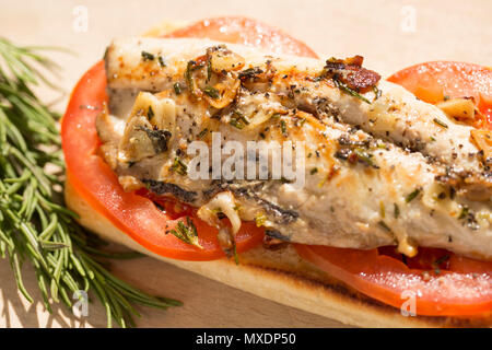 Ein makrelenfilet aus einer Makrele von Chesil Beach in Dorset Strand angeln erwischt. Es hat in pflanzlichem Öl und Butter und Knoblauch gebraten worden und Hacken Stockfoto