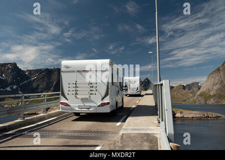 Reisemobile fahren über eine Brücke an, Hamnoy Lofoten Inseln, Norwegen. Stockfoto