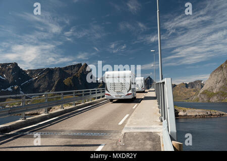 Reisemobile fahren über eine Brücke an, Hamnoy Lofoten Inseln, Norwegen. Stockfoto