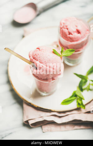 Selbstgemachte Erdbeer Joghurt Eis mit Minze auf Platte, vertikalen Zusammensetzung Stockfoto