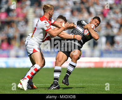 Von Hull FC Mark Minichiello durch St Helens Danny Richardson und Morgan Knowles während der LADBROKES Challenge Cup, viertel Finale von der völlig Gottlosen Stadion, St Helens angegangen. Stockfoto