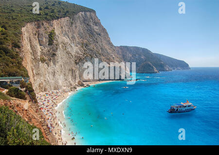 Porto Katsiki Beach, dem schönsten und berühmtesten in Lefkada; ein kleines Kreuzfahrtschiff für eine Weile in den Weg nach Ithaka, die Insel des Odysseus gestoppt Stockfoto