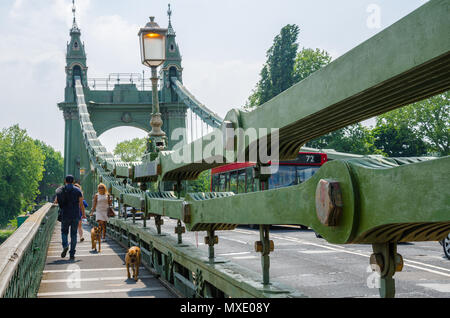 Verkehr und Fußgänger auf Hammersmith Suspension Bridge in London, UK. Stockfoto