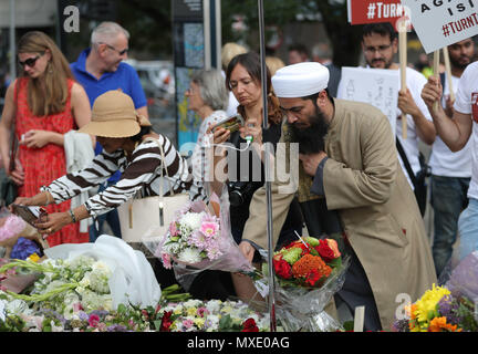 Mitglieder der Öffentlichkeit legen Blumen auf der Südseite der London Bridge, während Veranstaltungen zu einem Jahr Mark seit dem Terroranschlag auf die London Bridge und Borough. Stockfoto