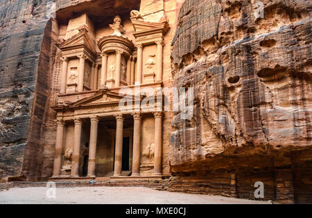 Der Fiskus bei Sonnenaufgang in der verlorenen Stadt Petra, Jordanien Stockfoto