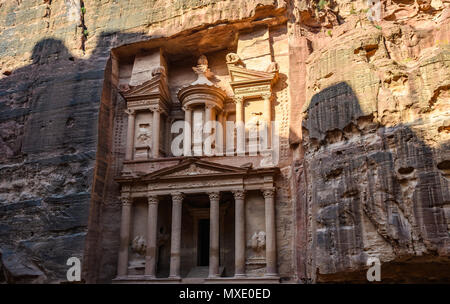 Der Fiskus bei Sonnenaufgang in der verlorenen Stadt Petra, Jordanien Stockfoto