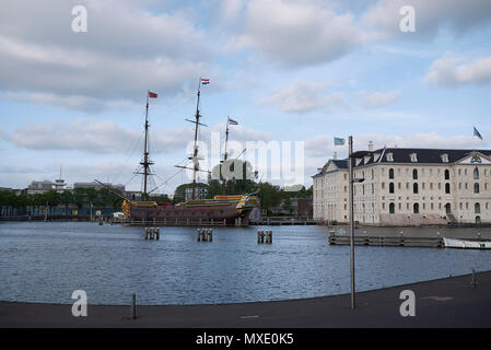 Amsterdam, Niederlande, 17. Mai 2018: Blick auf Het Scheepvaartmuseum (Maritime Museum) und VOC-schip De Amsterdam Stockfoto