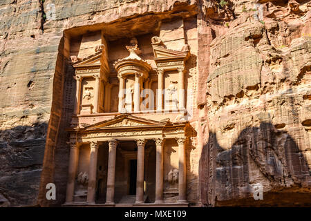 Der Fiskus bei Sonnenaufgang in der verlorenen Stadt Petra, Jordanien Stockfoto