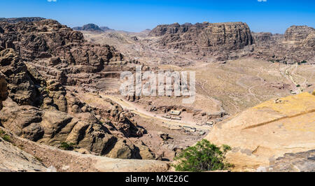 Luftaufnahme des Römischen Theaters und der Straße von Fassaden in der verlorenen Stadt Petra, Jordanien Stockfoto