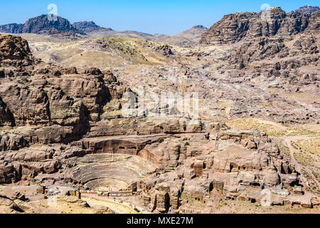 Luftaufnahme des Römischen Theaters und der Straße von Fassaden in der verlorenen Stadt Petra, Jordanien Stockfoto