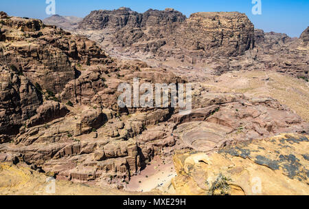 Luftaufnahme des Römischen Theaters und der Straße von Fassaden in der verlorenen Stadt Petra, Jordanien Stockfoto