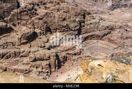 Luftaufnahme des Römischen Theaters und der Straße von Fassaden in der verlorenen Stadt Petra, Jordanien Stockfoto