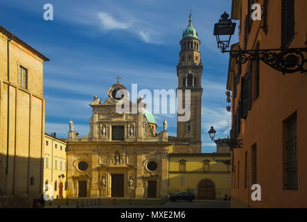 Blick auf den Glockenturm und Fassade der Kirche San Giovanni Evangelista, Parma, Italien Stockfoto