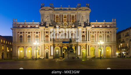 Nacht Blick auf die hintere Fassade des Palazzo Carignano in Piazza Carlo Alberto in Turin, Italien Stockfoto