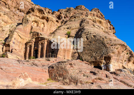 Alte Gräber bei Sonnenuntergang in der verlorenen Stadt Petra, Jordanien Stockfoto