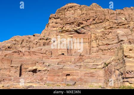 Alte Gräber bei Sonnenuntergang in der verlorenen Stadt Petra, Jordanien Stockfoto