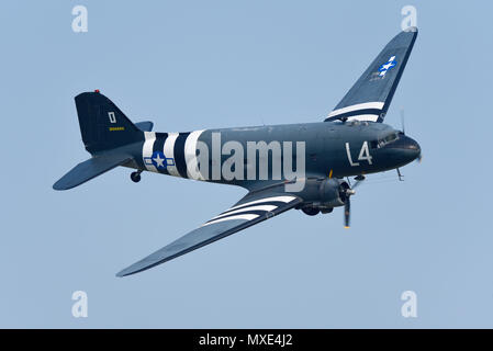 Douglas DC-3 Dakota, C-47 Skytrain. Transportflugzeug aus dem Zweiten Weltkrieg, das auf einer Flugschau fliegt. D-Day Invasion Stripes Stockfoto