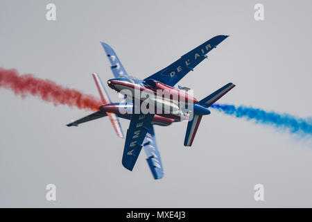 Opposition kreuz Acrobatique durch die Patrouille de France (Französisch Kunstflugstaffel Patrouille) auch als die Patrouille de France oder PAF, Französisch Anzeige Team bekannt Stockfoto