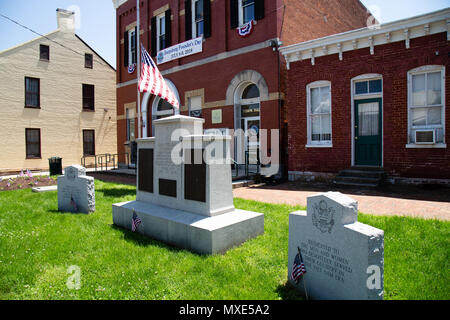 Sharpsburg, MD, USA - 24. Mai 2018: Gedenkstätten am Rathaus in Sharpsburg, einem malerischen und historischen Stadt, bekannt für seine Nähe zu Antietam, die sit Stockfoto