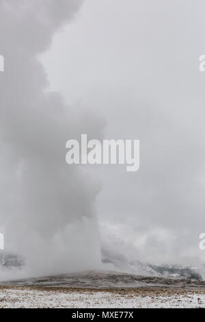 Old Faithful Geysir Ausbruch. Upper Geyser Basin. September 2016. Yellowstone-Nationalpark, Wyoming, USA Stockfoto