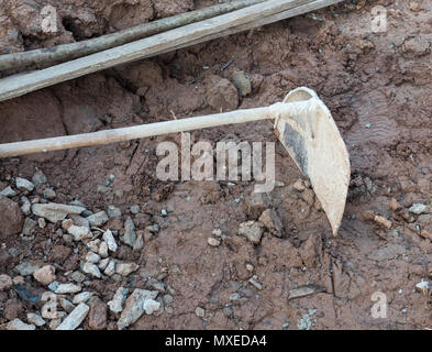 Metall Spaten mit dem Holz auf dem Boden in der Nähe der Baustelle. Stockfoto