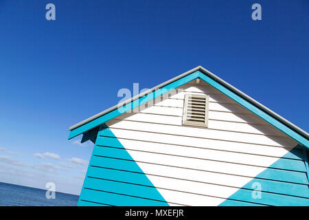 Funky schräger Blick auf Melbourne bunte Baden Kästen auf Brighton Beach. Skurrile Blickwinkel - Mit einem blauen Himmel im Hintergrund. Stockfoto