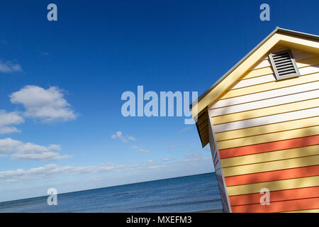 Nahaufnahme von Melbourne's bunte Baden Kästen auf Brighton Beach. Die Hütten sind eine wichtige touristische Attraktion an der Port Phillip Bay Küste Stockfoto