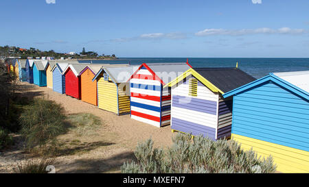 Panoramablick auf den berühmten, farbenfrohen Baden Kästen auf Brighton Beach - Melbourne Stockfoto