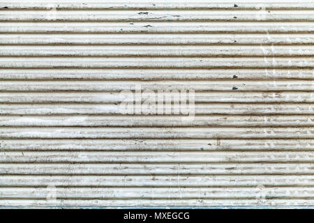 Alte weiße grungy Wellblech Wand, frontale Hintergrund Foto Textur Stockfoto