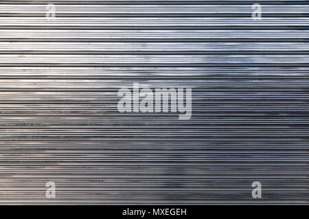 Neue shining Wellblech Zaun, Standard Industrial Wall, Hintergrund Foto Textur Stockfoto