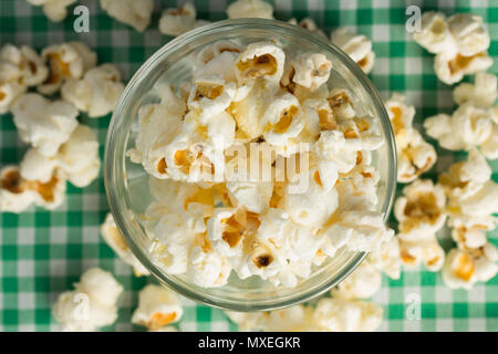 Popcorn. Essen von Festa Junina, eine typisch brasilianische Party, Urlaub Veranstaltung im Juni. Snack auf Grüne Plaid Tabelle. Stockfoto