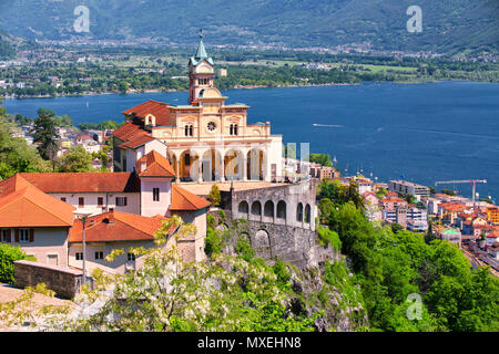 LOCARNO, SCHWEIZ - 15. Mai 2016 - Madonna del Sasso Kirche oberhalb von Locarno, Lago Maggiore (Lago Maggiore) und Schweizer Alpen im Kanton Tessin, Schweiz Stockfoto