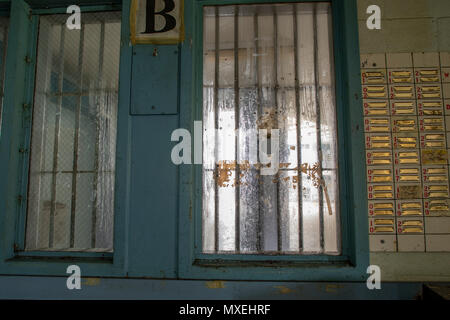 Blick durch Balken auf Fenster von innen Wachstation cellblock in verlassenen Gefängnis zu öffnen. Stockfoto