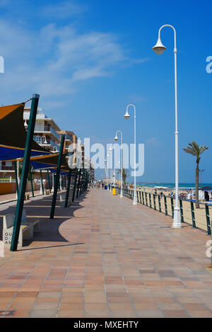 Guardamar Promenade, Guardamar del Segura, Spanien. Mediterranean Beach Front. Hotels und Restaurants. Tourismus touristische Gegend. Blue Sky Stockfoto