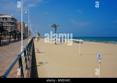 Guardamar Promenade, Guardamar del Segura, Spanien. Mediterranean Beach Front. Hotels und Restaurants. Tourismus touristische Gegend. Blue Sky. Keine Hunde anmelden Stockfoto