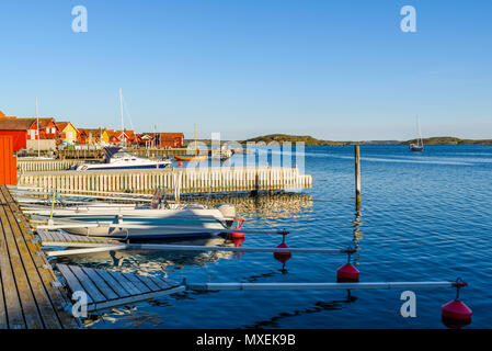 Das hafenviertel der Küstenort Mollosund auf Orust, Schweden, auf einer sonnigen und ruhigen Abend. Stockfoto