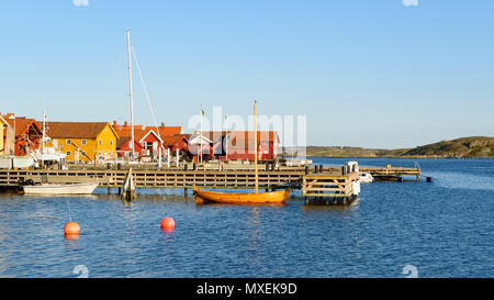 Das hafenviertel der Küstenort Mollosund auf Orust, Schweden, auf einer sonnigen und ruhigen Abend. Stockfoto