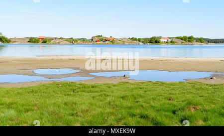 Flache Bucht an einem sonnigen Morgen auf Orust, Schweden. Stockfoto