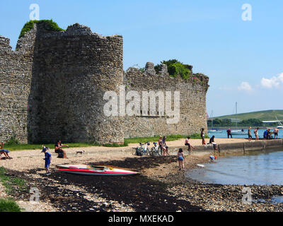 Familien spielen auf der Küstenlinie von Portchester Castle in Hampshire, England Stockfoto